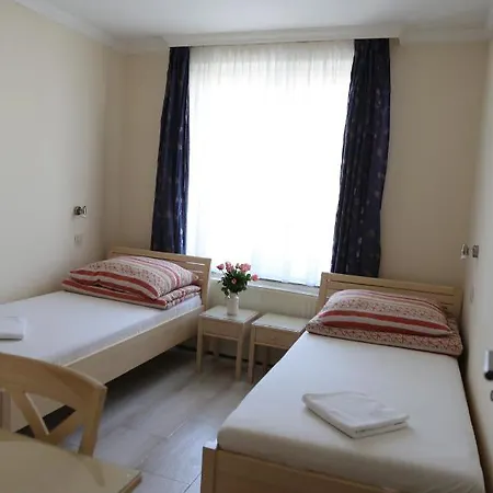 Peterfia Panzio * Debrecen