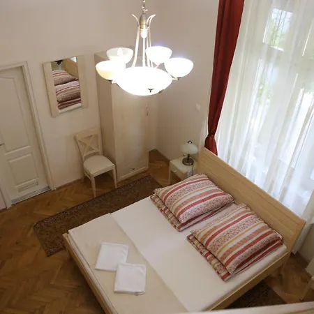 Peterfia Panzio * Debrecen