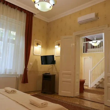 Peterfia Panzio * Debrecen