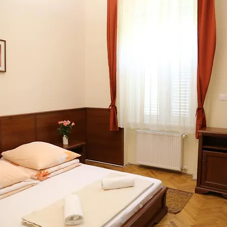 Peterfia Panzio * Debrecen