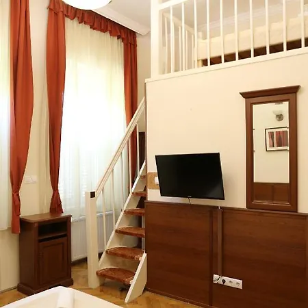 Peterfia Panzio 3*